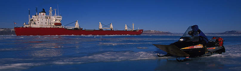 An Inuk hunter on a snowmobile observing an icebreaker ship, Admiralty Inlet, Nunavut, Canada.
© Paul Nicklen/National Geographic Stock / WWF-Canada
© Paul Nicklen/National Geographic Stock / WWF-Canada