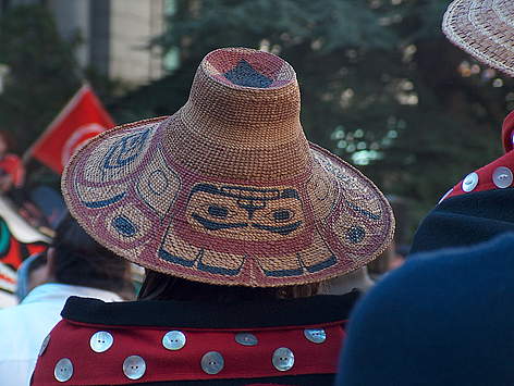 Femme de la nation Gitga’at au cours d’une célébration en grande maison
© Bessie Brown / Coastal First Nations rel=