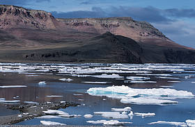 Mountains with scattered sea ice below on the coast of Victor Bay, north Baffin Island, Nunavut, ...
© Lee NARRAWAY / WWF-Canada
© Lee NARRAWAY / WWF-Canada