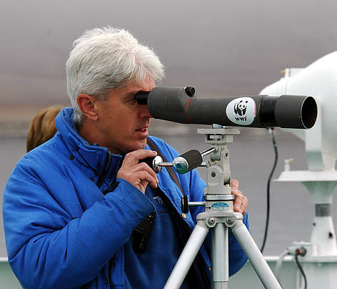 Dr. Peter Ewins looks through telescope in the Arctic.
© Tim STEWART / WWF-Canada rel=