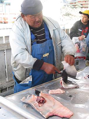 A man preparing meat at a country food market in Sisimiut, Greenland.
© Peter Ewins / WWF-Canada
© Peter Ewins / WWF-Canada